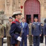 Mañueco, durante el desfile de la Guardia Real en Salamanca