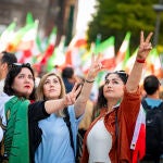 Un grupo de personas asiste a una manifestación de protesta en Hamburgo, Alemania, el sábado 16 de septiembre de 2023, para conmemorar el primer aniversario de la muerte de Mahsa Amini