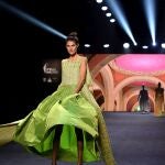Modelo con un diseño de Fely Campo en la Madrid Fashion Week