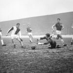Jugadores del West Ham United y de los Blackburn Rovers, durante un partido que se jugó en la primera división inglesa en 1963 