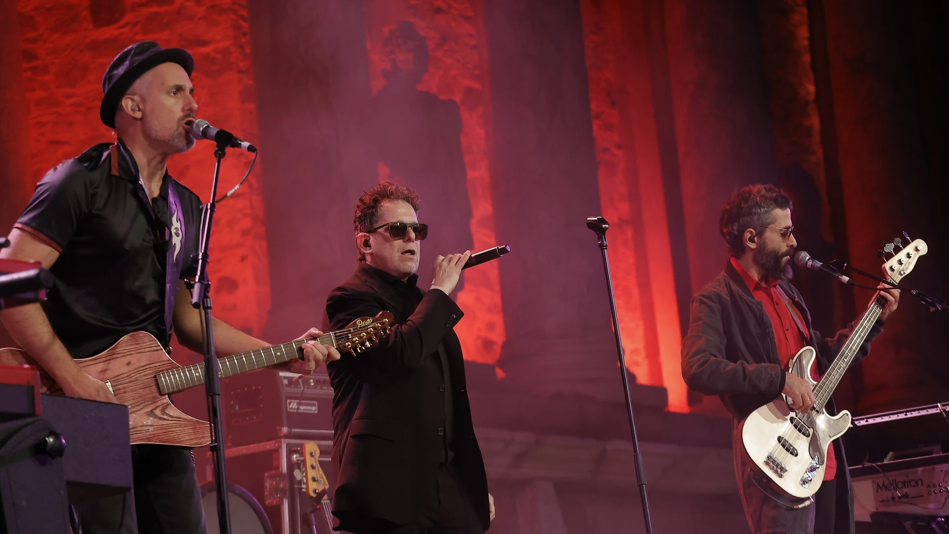Andrés Calamaro vence a la lluvia y ofrece en el Teatro Romano de Mérida su último concierto del año en España