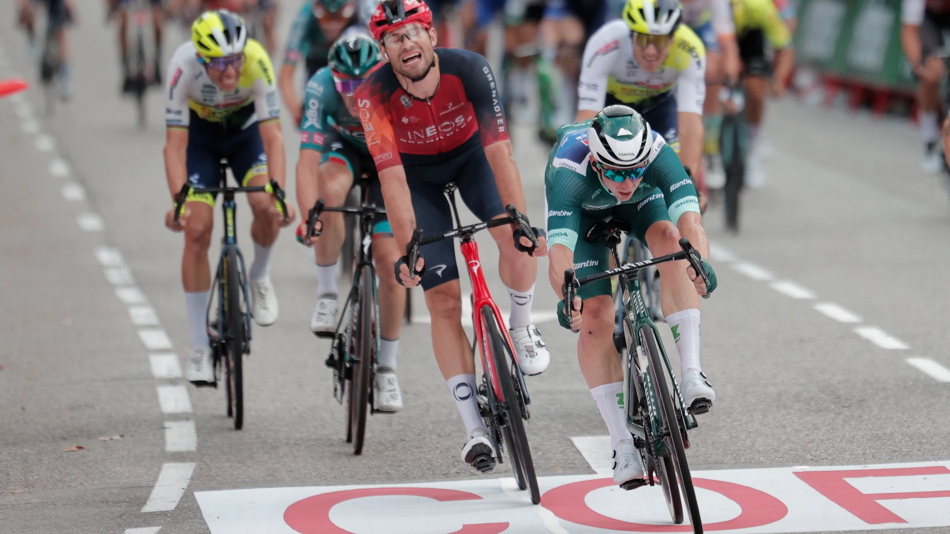 MADRID, 17/09/2023.- El ciclista australiano Kaden Groves (d) cruza la meta en primera posición imponiéndose en el esprint al italiano Filippo Ganna (2d) en la última etapa de La Vuelta Ciclista a España que ha recorrido este domingo las calles de Madrid. EFE/Manu Bruque.