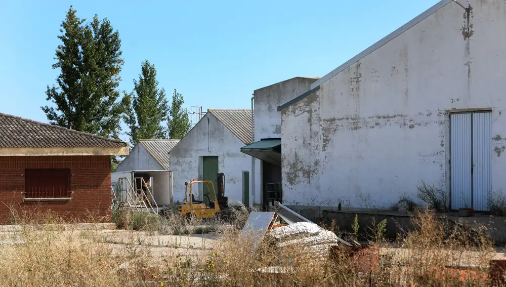 El conjunto inmobiliario, de 43.812 metros cuadrados, está formado por dos naves industriales, un almacén y una vivienda, todo integrado en una parcela rústica de 43.812 metros cuadrados.