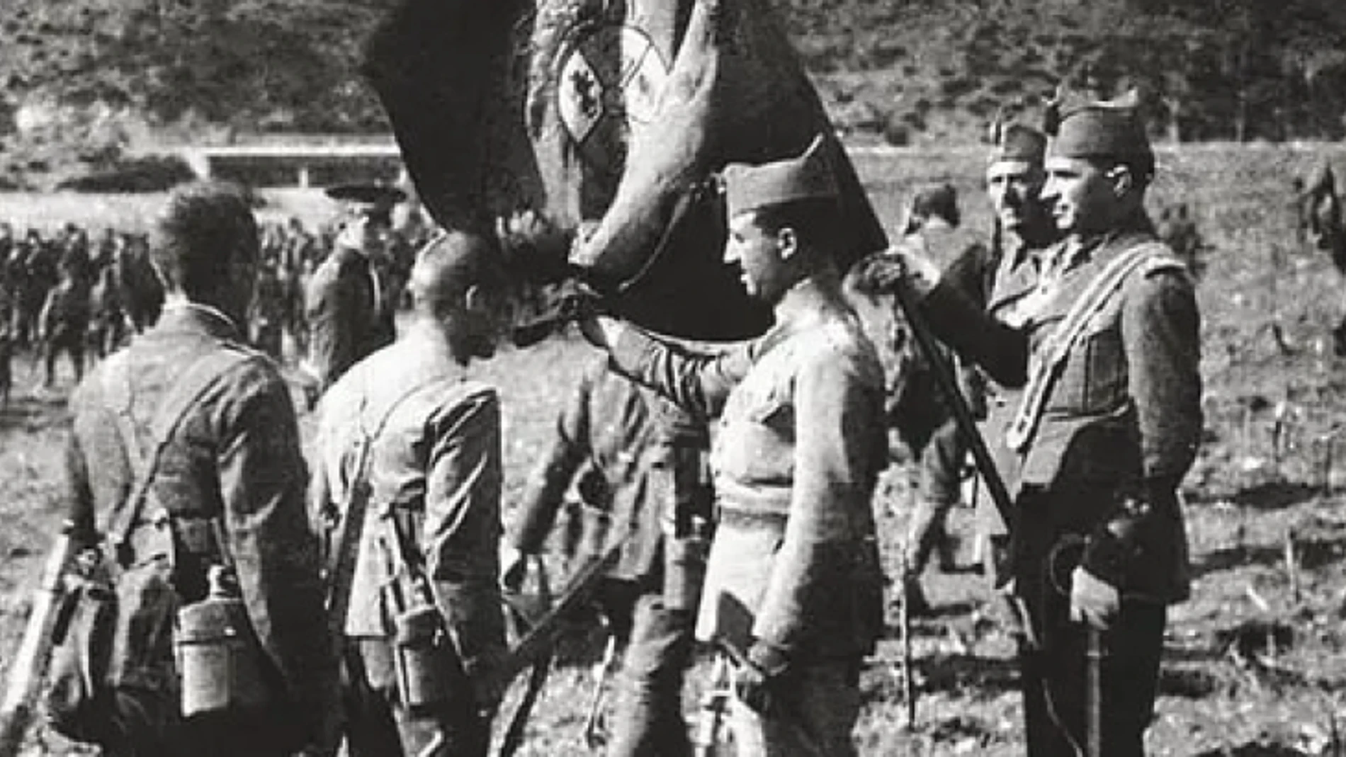 El comandante Franco, en la primera jura de bandera de la Legión. A la derecha, mirando la enseña nacional, el teniente coronel Millán Astray
