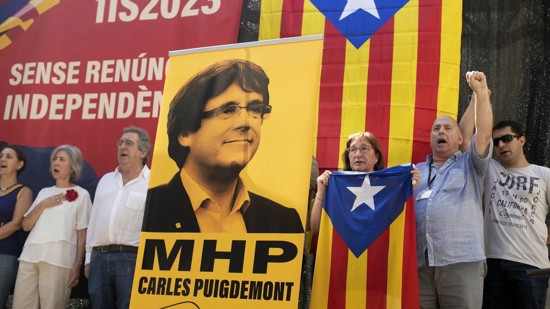 Dolors Feliu, a la izquierda del cartel, junto a varios activistas el 11S