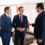 El líder del PP, Alberto Núñez Feijóo junto a Gerardo Cuerva y Antonio Garamendi en la sede de Génova