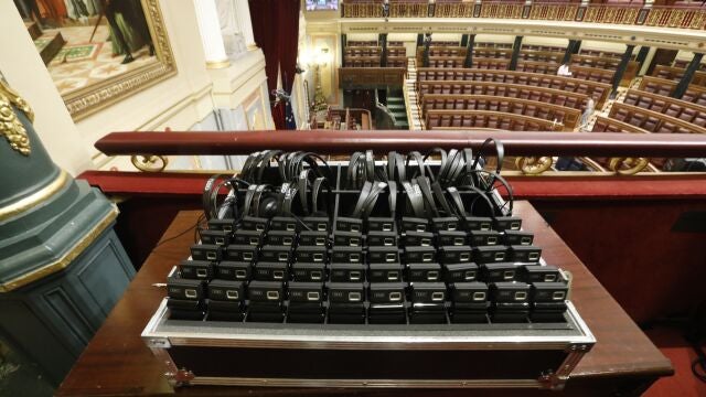 Instalacion de los sistemas audiovisuales en el Congreso para el uso de las lenguas cooficiales. © Jesús G. Feria.