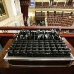 Instalacion de los sistemas audiovisuales en el Congreso para el uso de las lenguas cooficiales. © Jesús G. Feria.