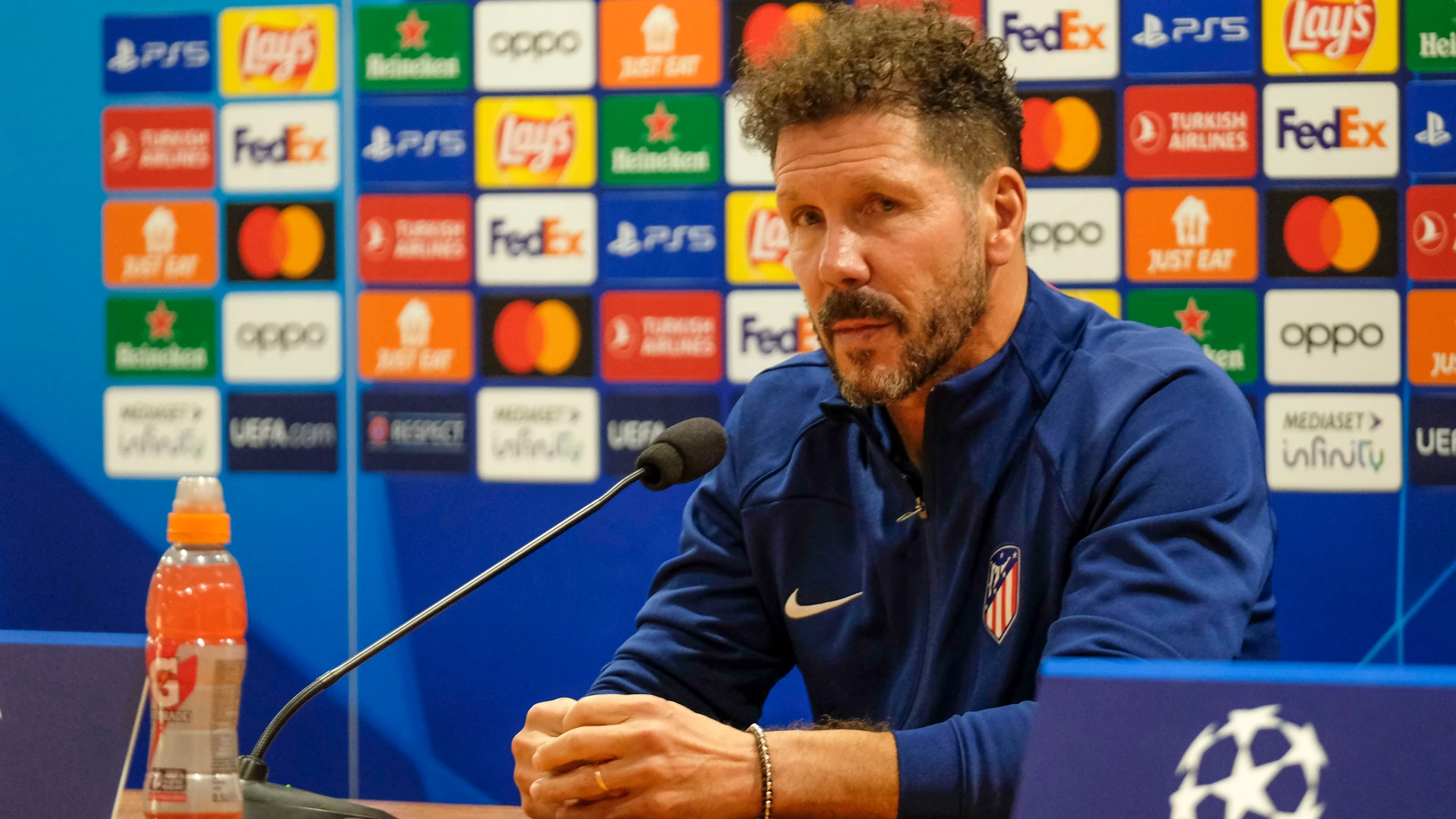 ROMA (ITALIA), 18/09/2023.- El entrenador argentino del Atlético de Madrid, Diego Pablo Simeone, ofrece junto al delantero del conjunto Álvaro Morata una rueda de prensa en el Estadio Olímpico de Roma antes del duelo de la Liga de Campeones que el conjunto rojiblanco disputará ante el Lazio este martes en Roma. EFE/Antonello Nusca