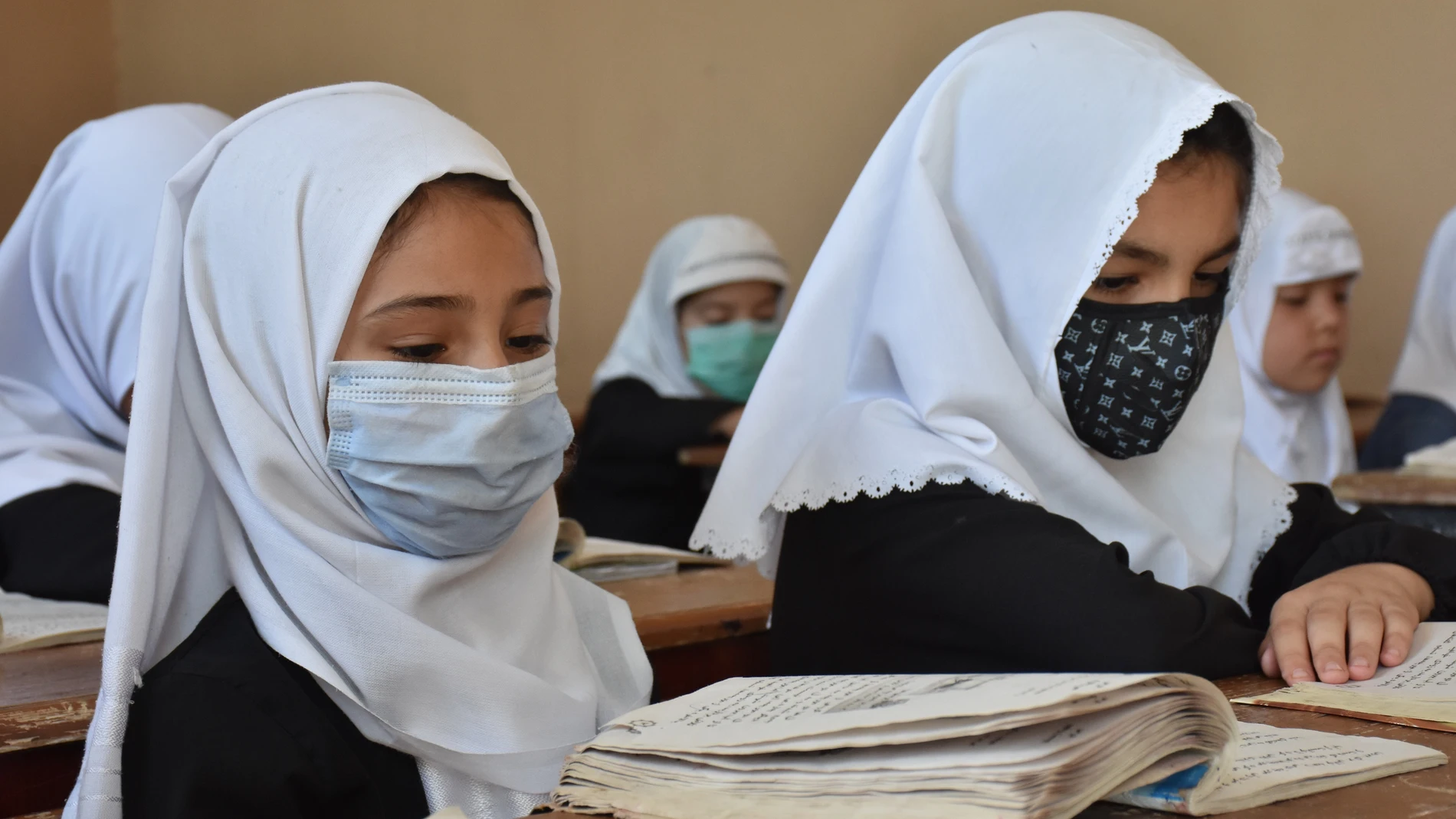 Unas niñas asisten a clase en un país en desarrollo