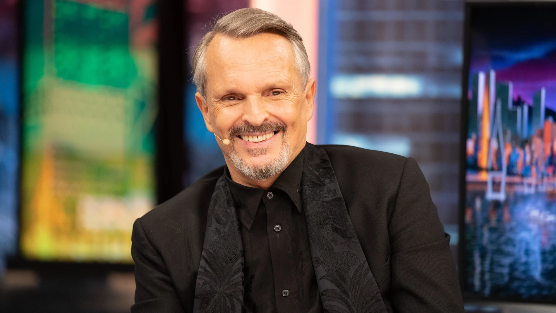 Miguel Bosé sonríe en el plató de 'El Hormiguero'
