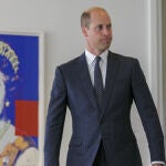 El príncipe Guillermo con el Warhol de Isabel II de Inglaterra