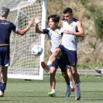 Imanol Alguacil saluda a Take Kubo en el último entrenamiento de la Real