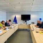 Carmen Crespo y miembros de la Consejería de Agricultura, reunidos con el equipo del comisario Janusz Wojciechowski