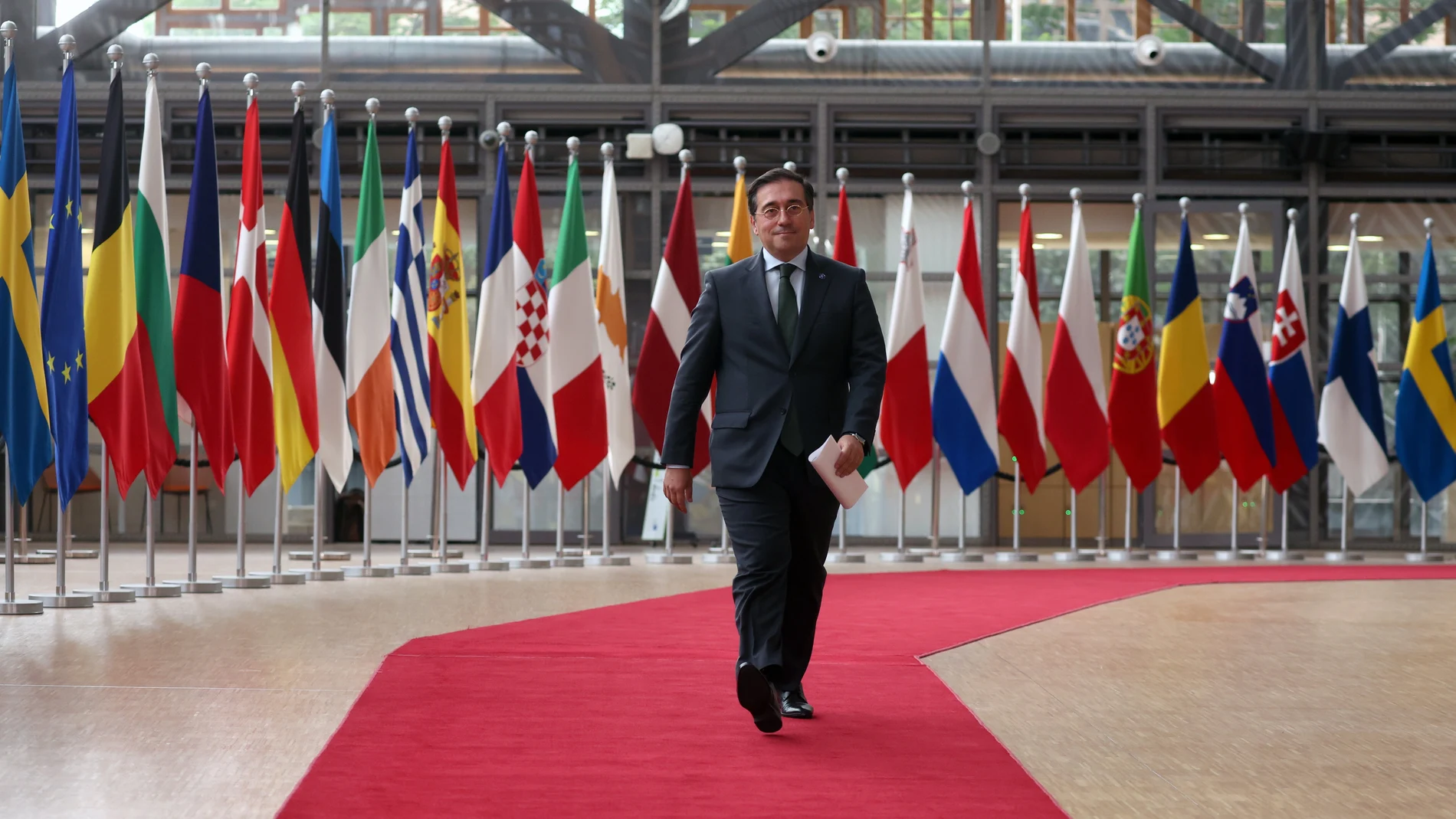 Brussels (Belgium), 19/09/2023.- Spanish Foreign Minister Jose Manuel Albares Bueno walks to give a press statement on the inclusion of Catalan, Basque and Galician in the EU's language regime during the European General Affairs Council meeting in Brussels, Belgium, 19 September 2023. (Bélgica, Bruselas) EFE/EPA/OLIVIER HOSLET
