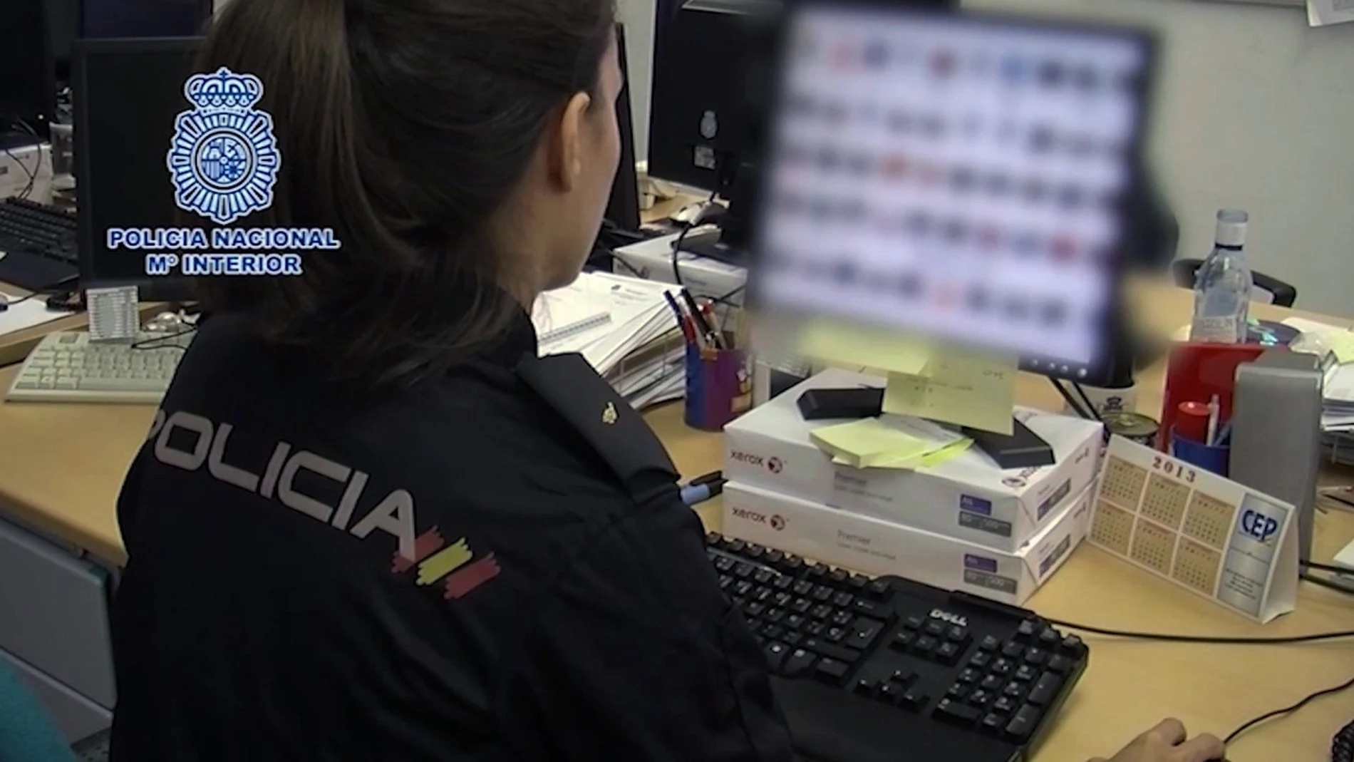 Una agente de la Policía Nacional