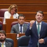 Mañueco interviene desde su escaño durante su cara a cara con Tudanca, en presencia de García-Gallardo y Raúl de la Hoz