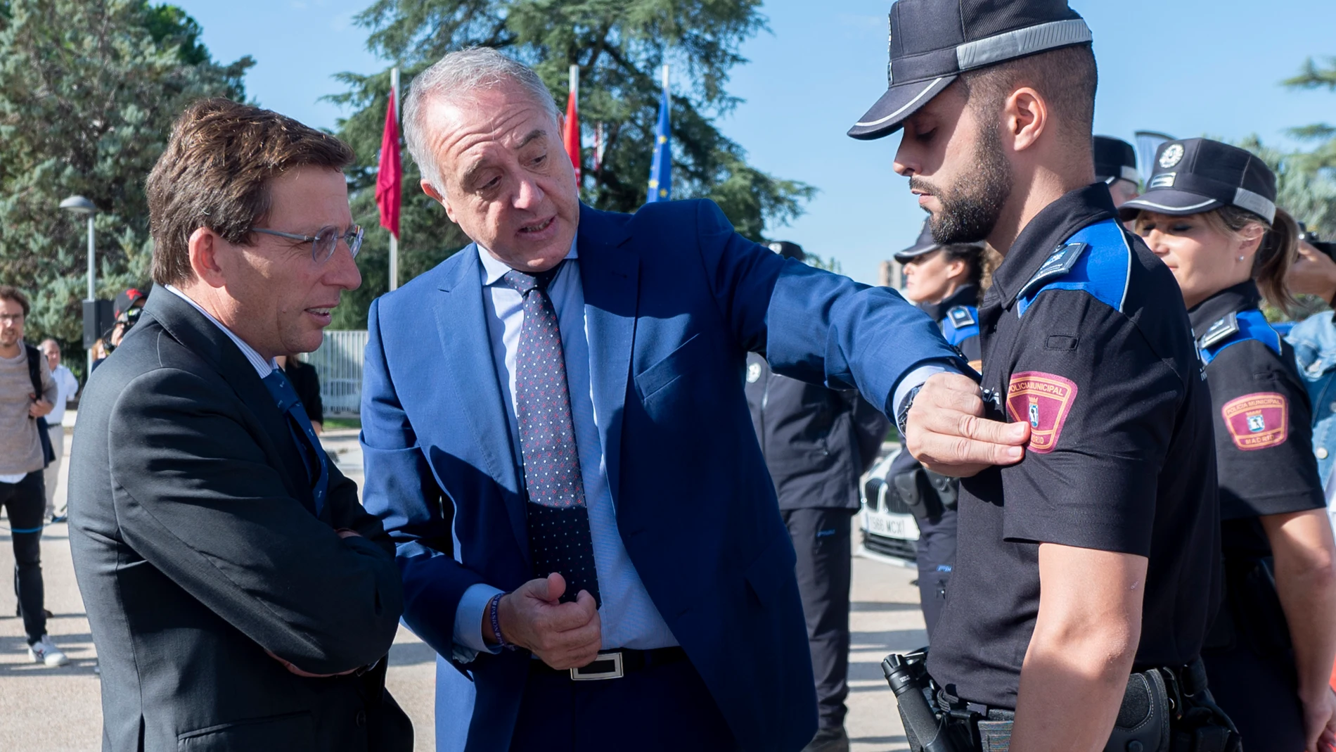 El alcalde de Madrid, José Luis Martínez-Almeida (i) y el director general de la Policía Municipal, Pablo Enrique Rodríguez (c), durante la presentación de los nuevos uniformes de la Policía Municipal, en la Jefatura de la Policía Municipal, a 19 de septiembre de 2023, en Madrid (España).19 SEPTIEMBRE 2023;POLICIA MUNICIPAL;POLICIA;UNIFORMES;ALCALDE;AYUNTAMIENTOAlberto Ortega / Europa Press19/09/2023