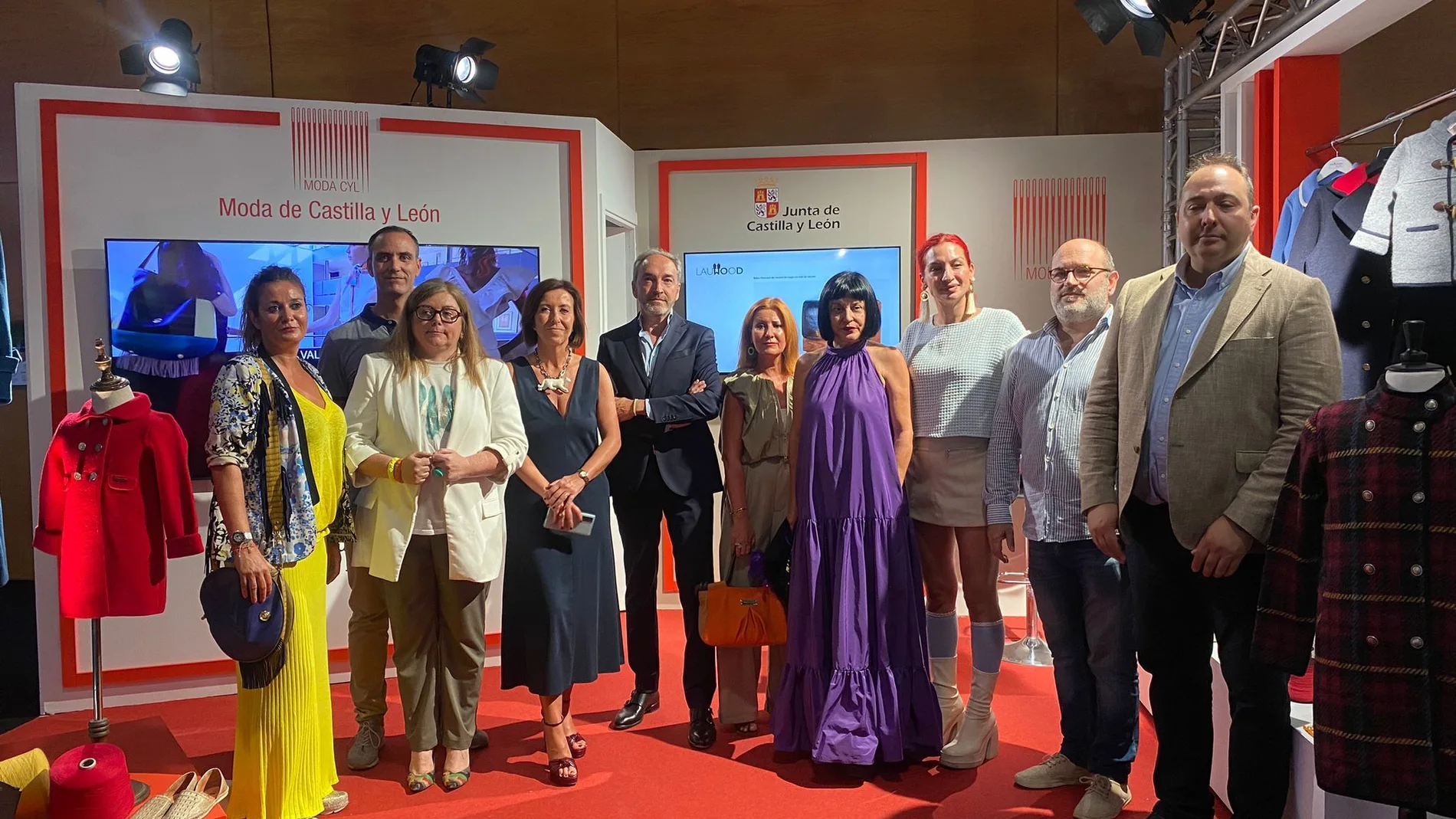 El secretario general de la Consejería de Industria, Comercio y Empleo, Alberto Díaz Pico, en el stand de Castilla y León en madrid junto a varios diseñadores