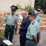 Agentes de la Guardia Civil, junto al delegado del Gobierno en Cataluña, Carlos Prieto