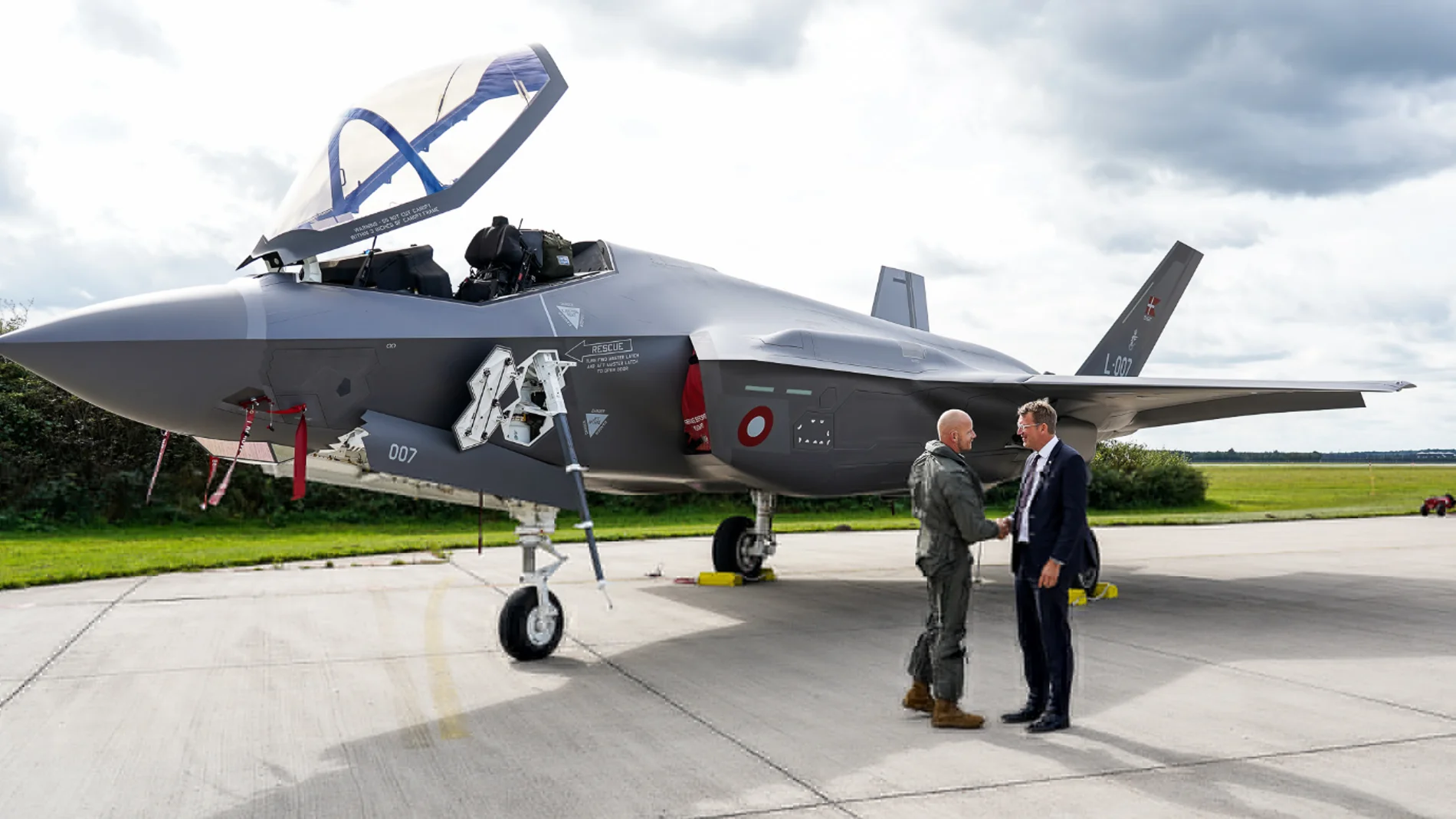 El ministro de Defensa danés recibe en una base danesa el primer F-35 del país