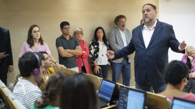 -FOTODELDÍA- GRAFCAT4209. BARCELONA, 20/09/2023.- El presidente de ERC, Oriol Junqueras, habla con los periodistas tras la declaración que ha realizado este miércoles en la que ha dado por "descontada" la amnistía para los independentistas con procedimientos judiciales, y ha confirmado que Esquerra pone ahora el acento negociador en sus otras condiciones: abordar la autodeterminación en la mesa de dialogo y el traspaso de Cercanías. EFE/Marta Pérez