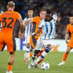 Sadiq intenta escapar de la defensa del Inter