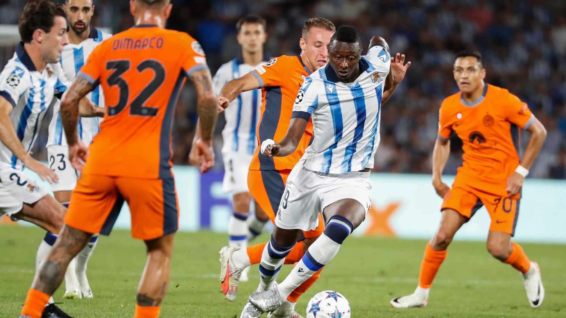 Sadiq intenta escapar de la defensa del Inter