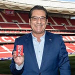 Paulo Futre posando coon su carnet especial