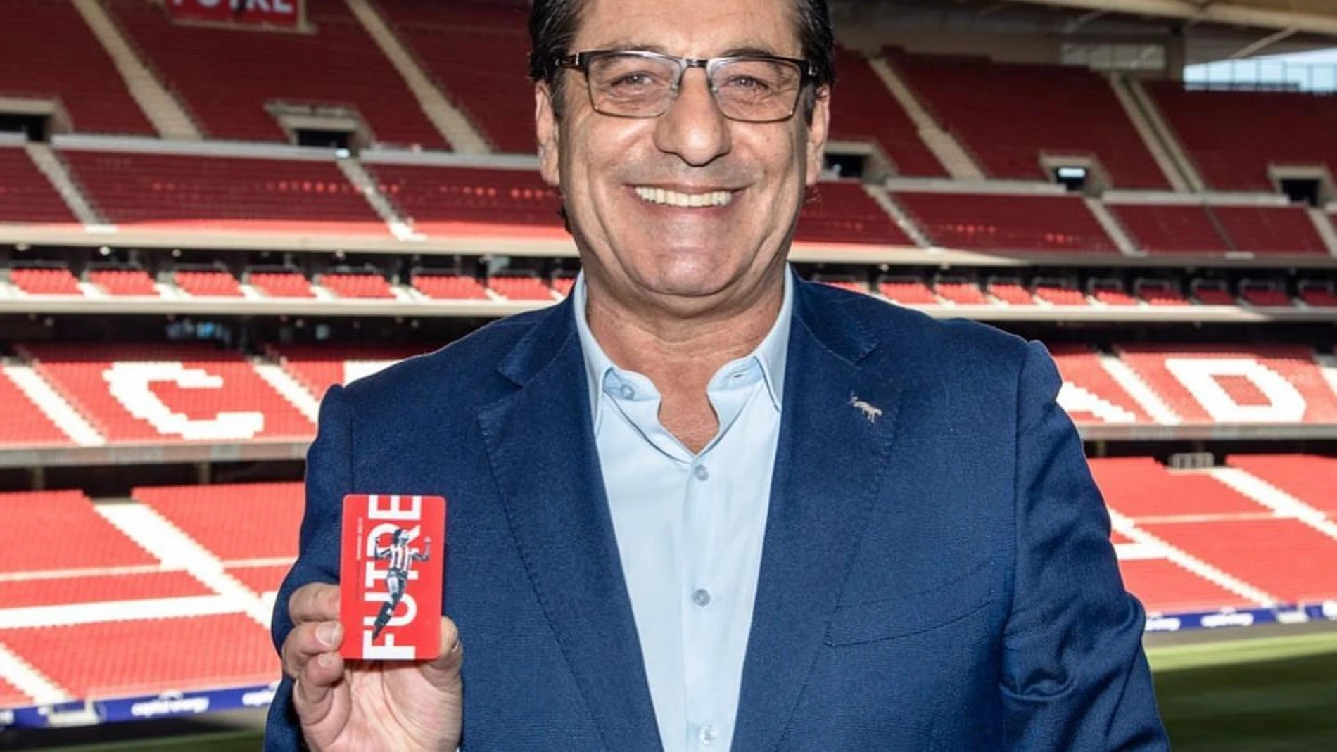Paulo Futre posando coon su carnet especial