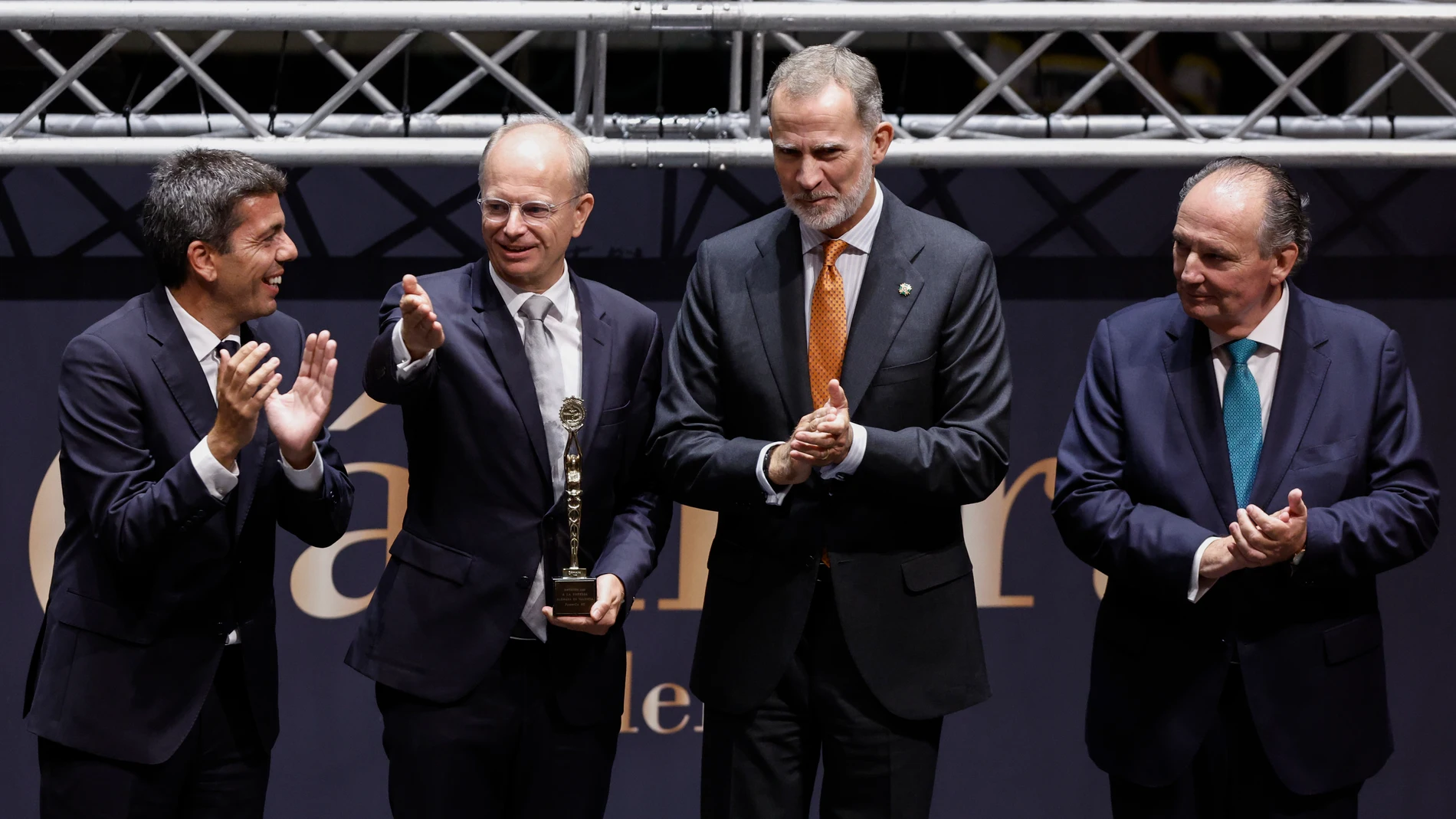 El rey Felipe, junto al president de la Generalitat, Carlos Mazón (i), y el presidente de la Cámara de Comercio de Valencia, José Vicente Morata (d), y el CEO de la sociedad Power HoldCo Spain, Thomas Dahlem (2º i), durante el acto de entrega de los Premios Cámara 2023 en la Noche de la Economía Valenciana