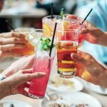 La bebida con mayor proporción de alcohol del mundo es la absenta. Aunque hay algunas marchas comerciales de otro tipo de bebidas que superan su graduación