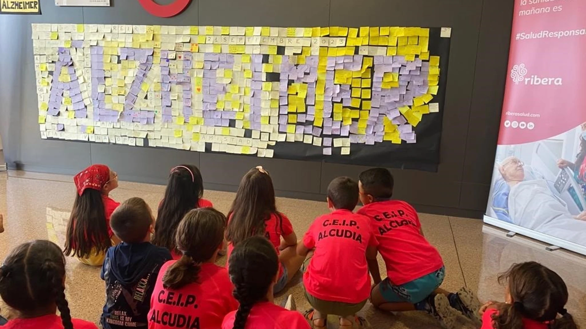 Escolares participan en la creación de murales con la palabra Alzheimer del Hospital Universitario del Vinalopó y sus centros de salud.GRUPO SANITARIO RIBERA21/09/2023