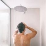 Un hombre en la ducha