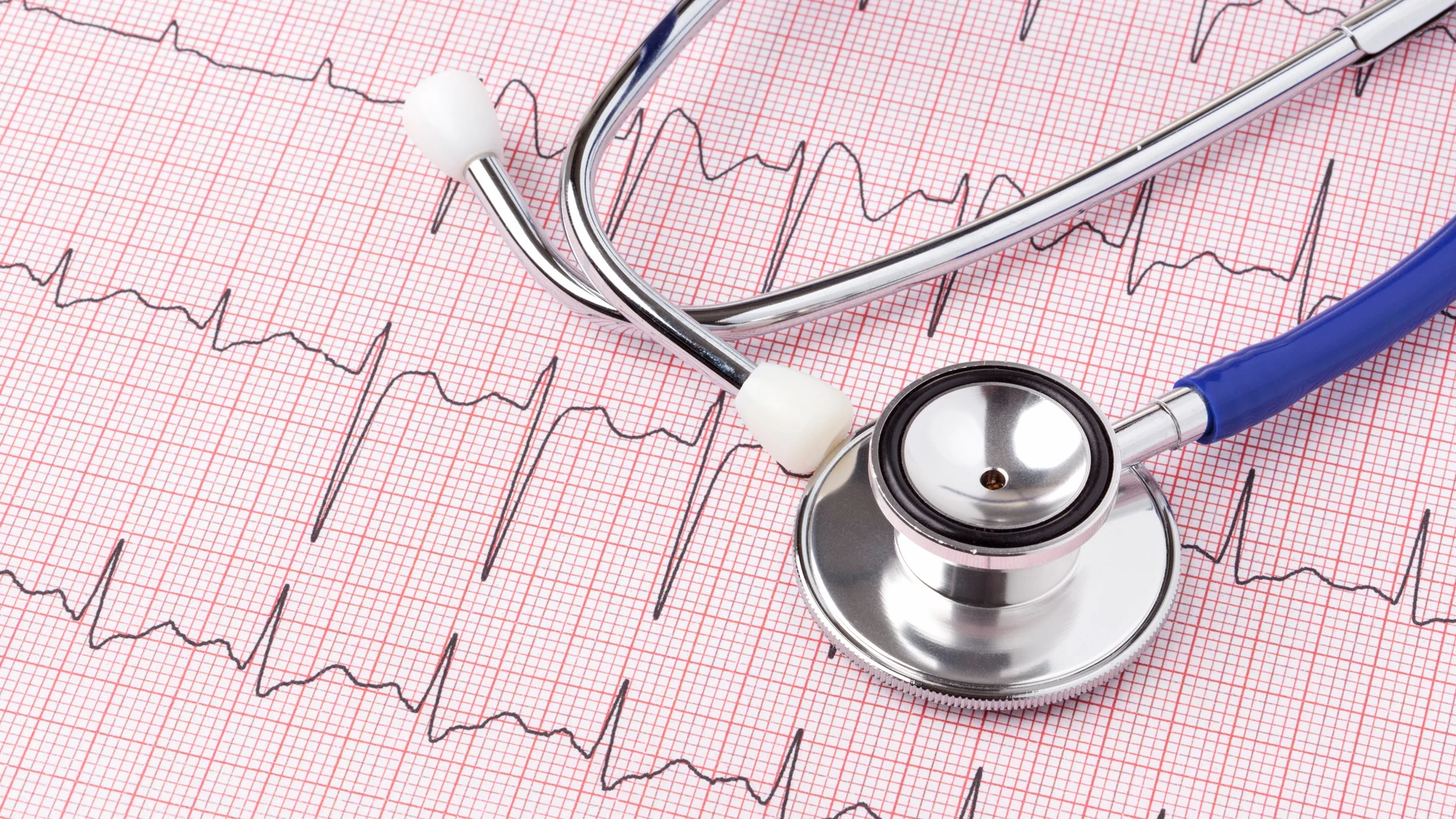 Electrocardiograma con fonendo