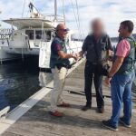 El legítimo propietario del barco da las gracias a los agentes de la Guardia Civil