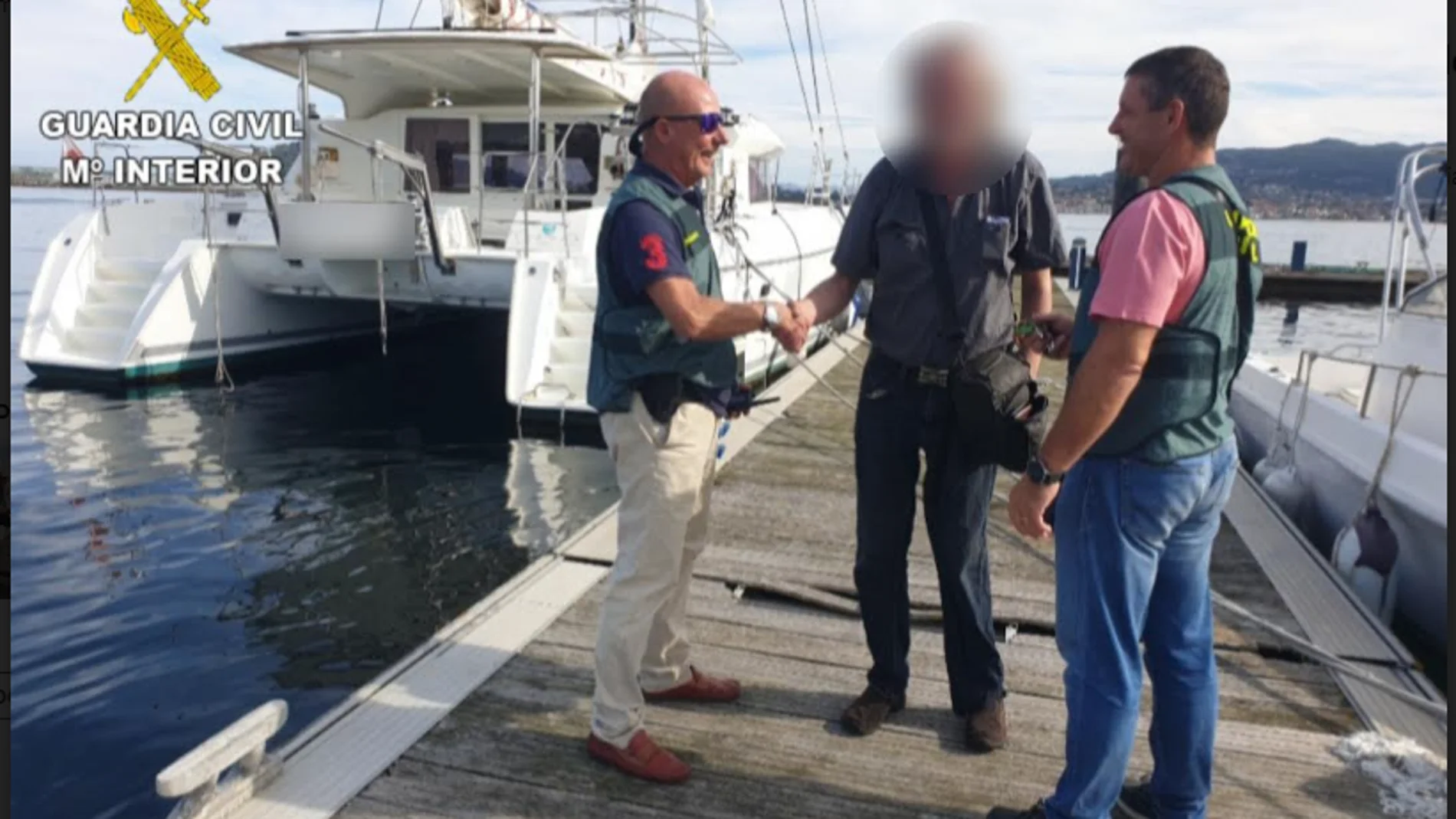 El legítimo propietario del barco da las gracias a los agentes de la Guardia Civil