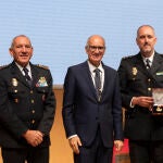 De I a D, el director adjunto operativo de la Policía Nacional, José Ángel González, el presidente de la Diputación, Javier Iglesias, y el comisario jefe provincial de Salamanca, Claudio Díaz