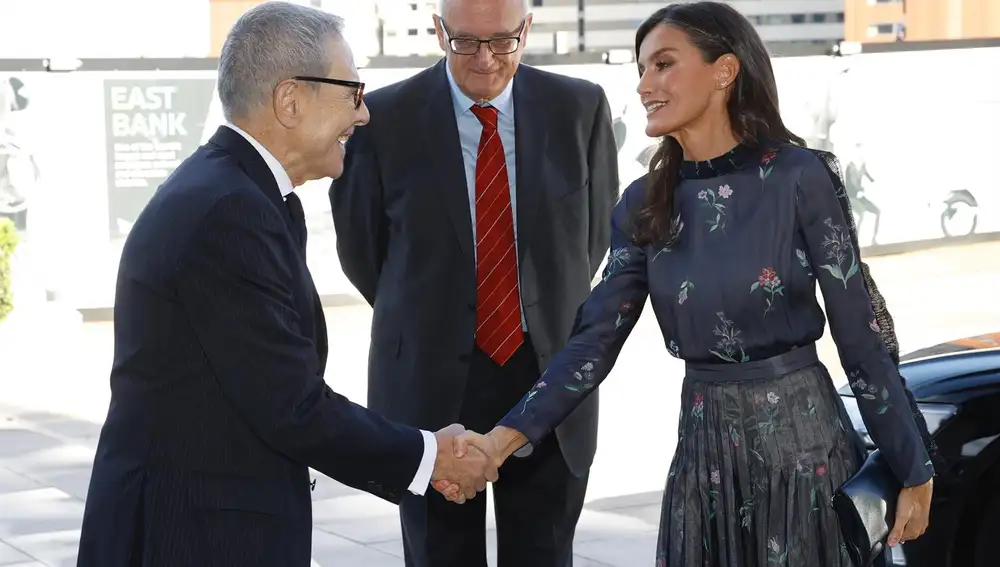 La Reina Letizia cautiva Londres con un diseño de Armani