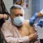 Las vacunas de gripe y covid volverán a ponerse a la vez este otoño