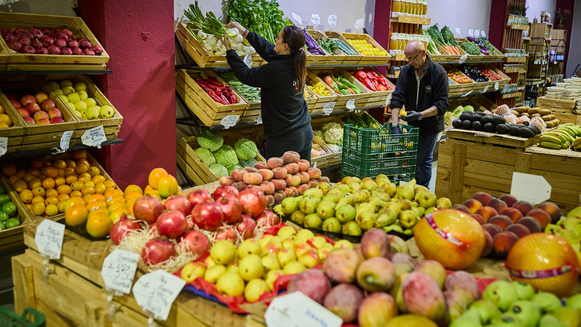 Reportaje de la frutería “La Huerta de Aranjuez”. Agricultores desde hace más de 40 años tienen el privilegio de tener la finca en la misma Vega de Aranjuez. Van cosechando de acuerdo a la temporada. A lo largo del año se puede encontrar en su huerta productos que van desde patatas, tomates; pasando por una gran variedad de verduras durante el invierno, como lombarda, coliflor, coles de Bruselas, pimientos, calabaza, brócoli, calabacines de diferentes variedades, mini zanahorias, hinojos y m...