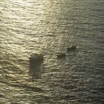 Barco pesquero remolca embarcaciones de inmigrantes