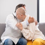 Mujer cáncer oncólogo