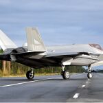 Un F-35A aterriza por primera vez en una carretera