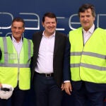 El presidente de la Junta de Castilla y León, Alfonso Fernández Mañueco, visita la planta Coated Solutions León, acompañado por el consejero de Fomento, Juan Carlos Suárez Quiñones; el consejero de Economía Carlos Fernández Carriedo, y el presidente del Grupo NSR, Óscar Herckh