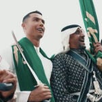 Cristiano Ronaldo, vestido de jeque con la misma túnica que lució Messi en el Mundial