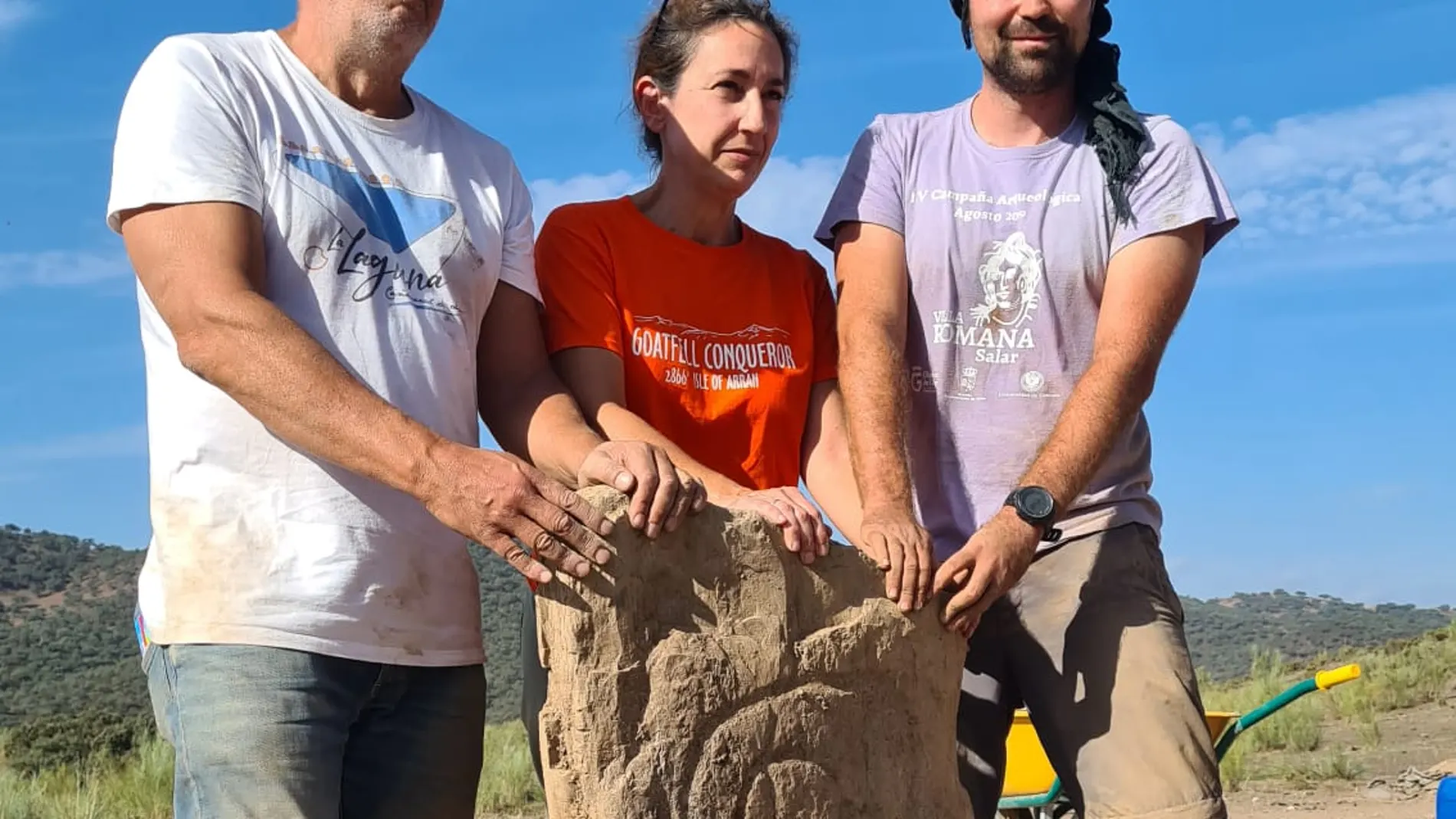 La primera foto de la estela localizada estos días en la excavación de Cañaveral de León