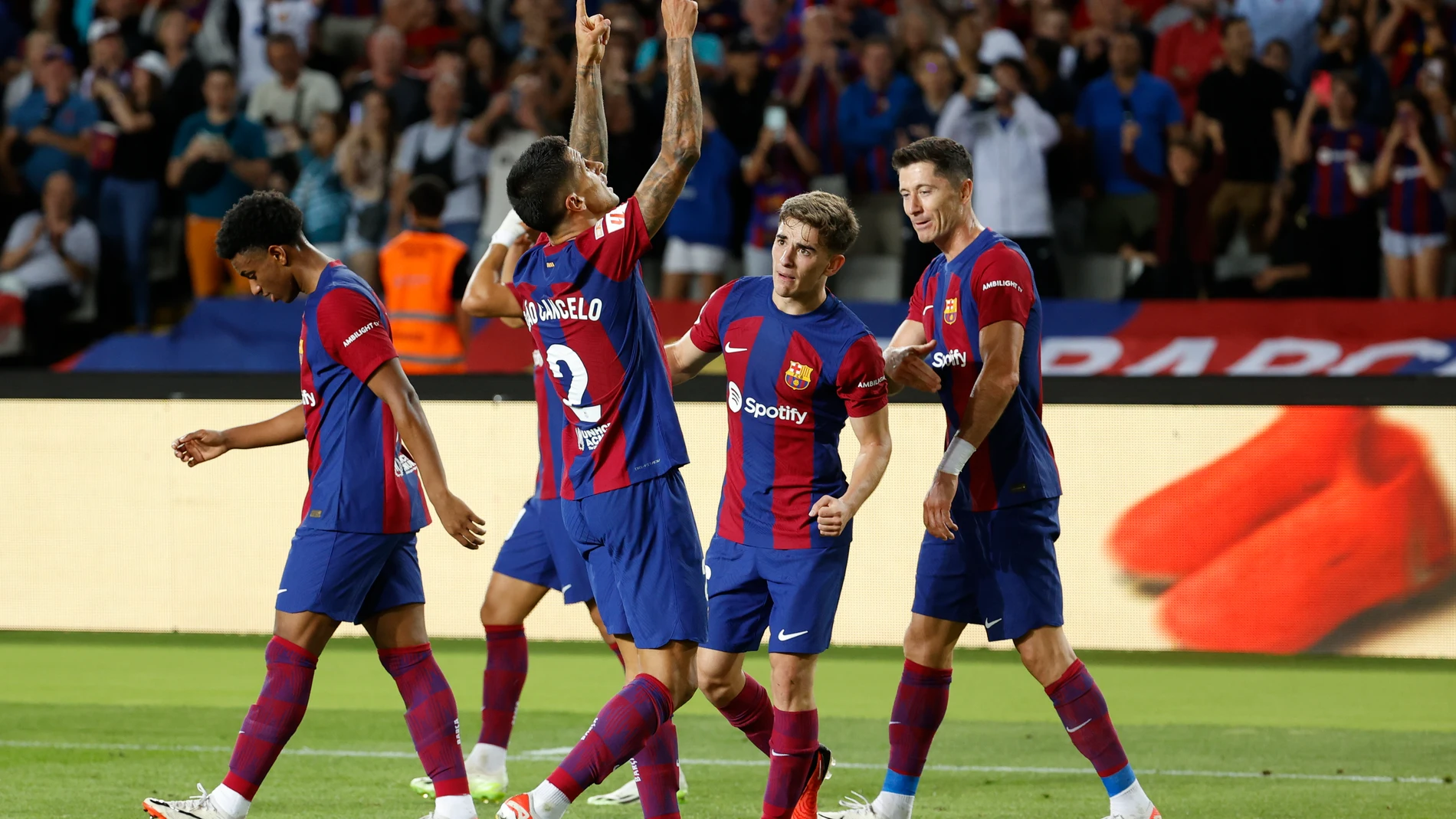 BARCELONA , 23/09/2023.- Los jugadores del FC Barcelona celebran el tercer gol de su equipo (anotado por Cancelo -2i-) durante el encuentro de la jornada 6 de LaLiga entre FC Barcelona y RC Celta de Vigo, este sábado en el Estadio Olímpico de Montjuic, en Barcelona. EFE/ Toni Albir