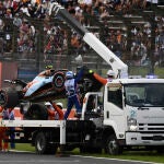 La grúa se lleva el Williams de Sargeant en Suzuka