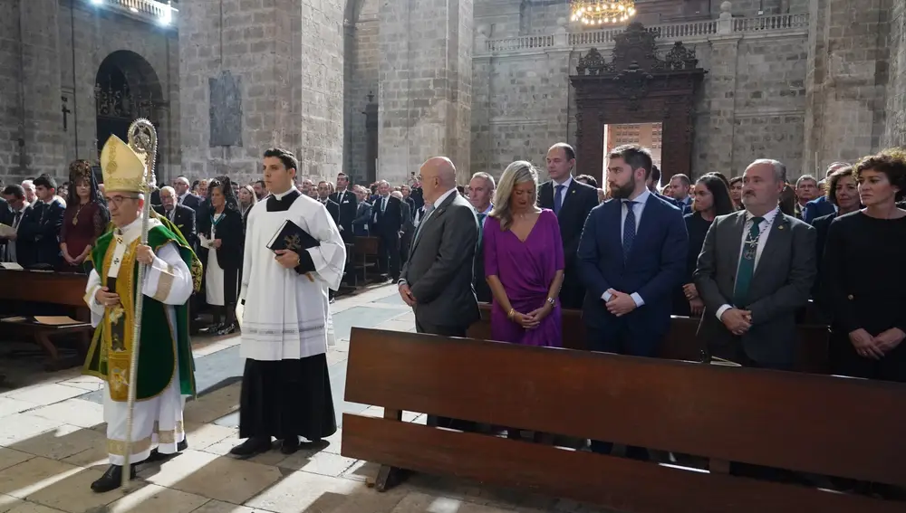 El equpo de gobierno municipal encabezado por el alcalde Jesús Julio Carnero durante el acto